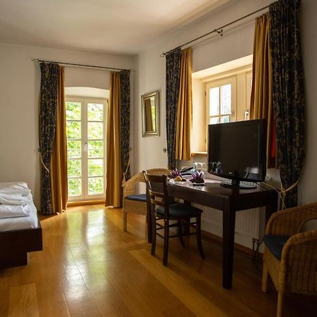 Hotel Burg Kerpen Illingen  المظهر الخارجي الصورة