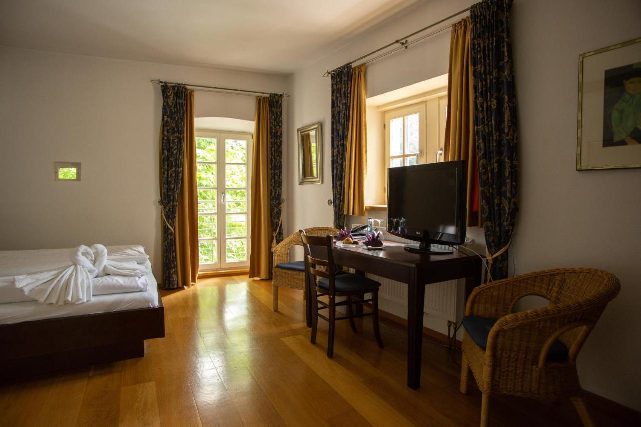 Hotel Burg Kerpen Illingen  المظهر الخارجي الصورة
